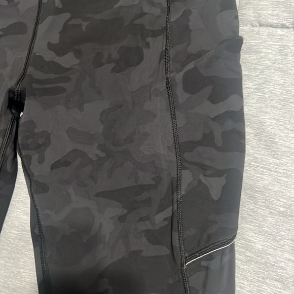 LULULEMON size 8 speed up crop 21” incognito camo multi grey - Picture 4 of 4